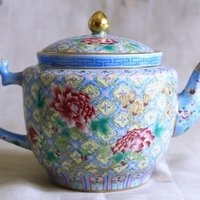 細密な文様が美しい青いポット、 老料粉彩富貴図大茶壺のサムネイル
